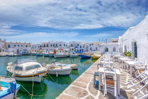Promenade et shopping à l'heure dorée dans la ville de Mykonos