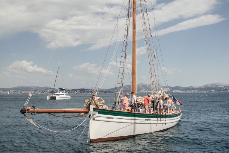 Marseille : Journée de navigation dans les Calanques avec déjeuner