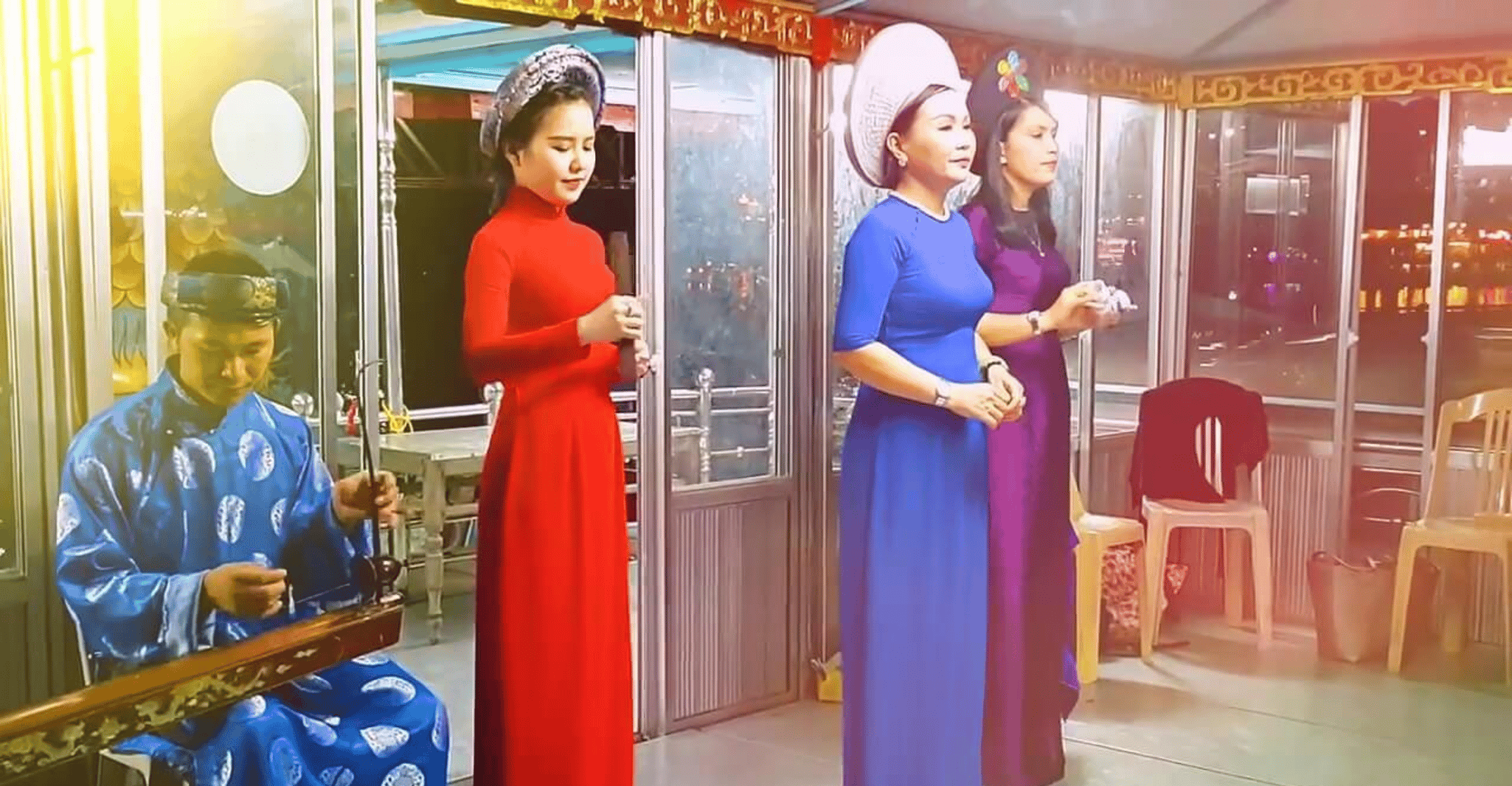 Hue, canto tradizionale su Huong River Ticket - Housity