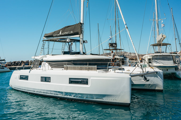 Santorini: Cruzeiro no Catamarã Caldera com refeições e bebidasCruzeiro Romântico ao Pôr do Sol