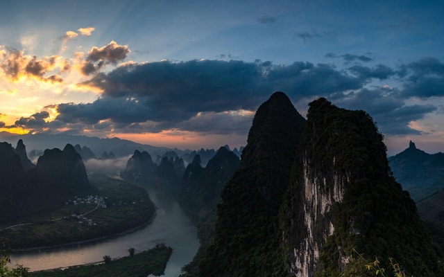 Yangshuo: Xianggong Mountain Sunrise & Bamboo Rafting Tour