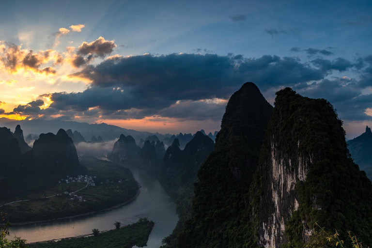 Yangshuo: tour all&#039;alba sul monte Xianggong e rafting sui bambù