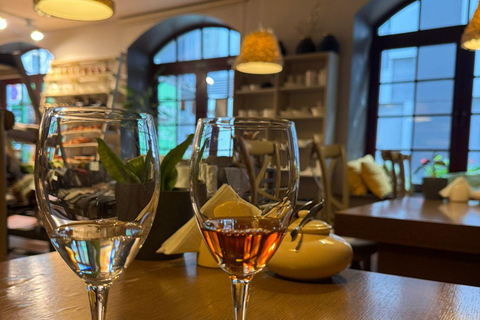 Riga: Old Town Tour with Latvian Wine and Cheese Tasting