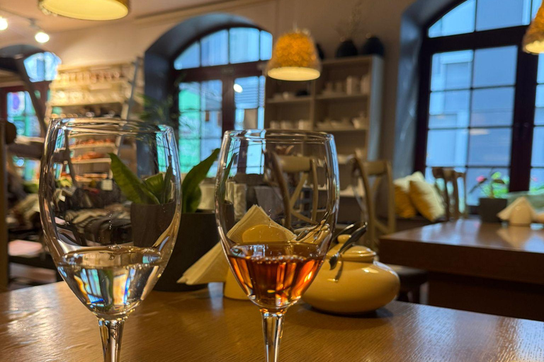 Riga: Old Town Tour with Latvian Wine and Cheese Tasting