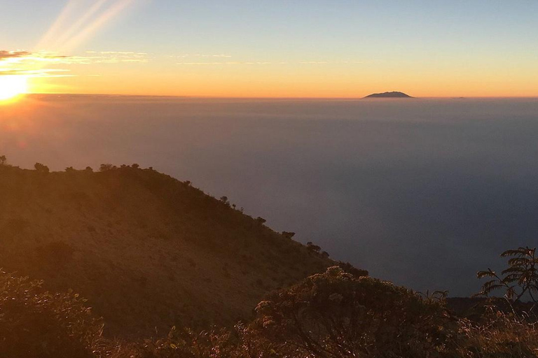 Randonnée avec camping et visite du mont Merbabu et de Borobudur (2 jours/1 nuit)Randonnée et visite du mont Merbabu et de Borobudur (2 jours, 1 nuit)