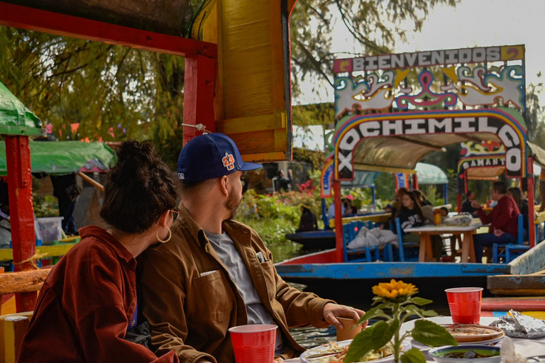 Xochimilco Mexican Fiesta com bebidas e lanches ilimitados.