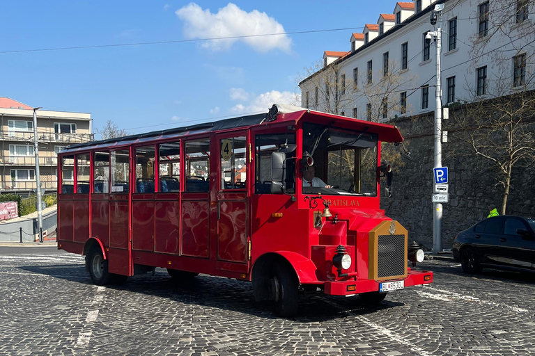 Excursion hivernale d'une journée : de Vienne à Bratislava en bus et en bateauVisite en anglais