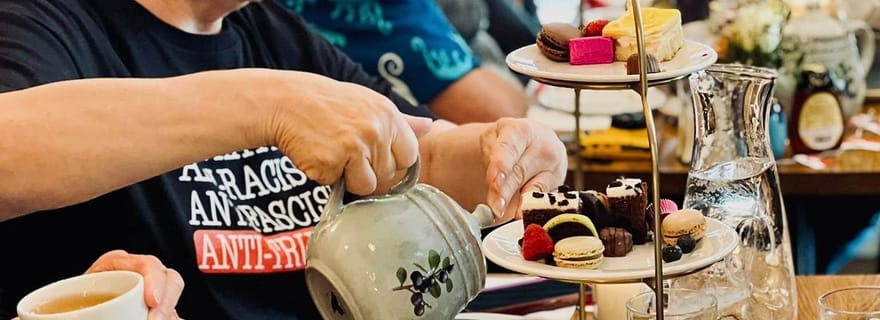 Dégustation de thé groenlandais à Nuuk, accompagnée de douceurs et de mets salés