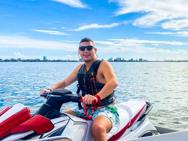Visit Miami Biscayne Bay 1-hour Jet Skiing and Pontoon Boat Ride in Miami
