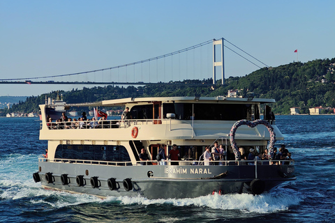 Bosphore d'Istanbul : croisière de 3 heures avec arrêt dans la partie asiatiqueBosphore : croisière guidée de 3 heures (sans repas)