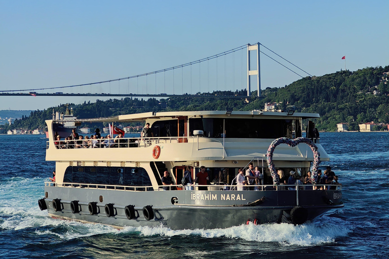 Bosphore d'Istanbul : croisière de 3 heures avec arrêt dans la partie asiatiqueBosphore : croisière guidée de 3 heures (sans repas)
