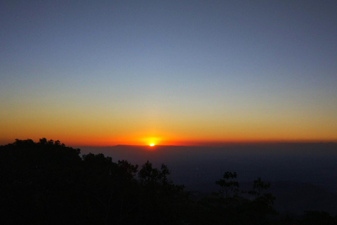 Yogyakarta Soft Trekking Tour do starożytnego wulkanu NglanggeranTrekking o zachodzie słońca w Yogyakarcie