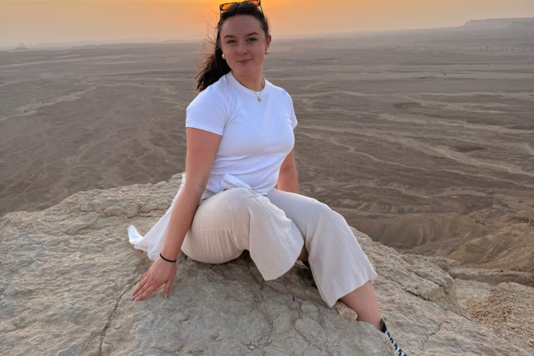 Riyadh: Edge of the World, Sadus Village & Bat Cave Tour Edge of the World, Sadus Village..etc(Private tour)