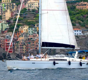 La Spezia : Private Sailboat Tour durch die Cinque Terre mit Mittagessen