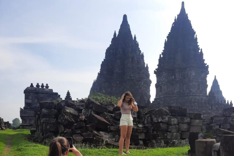 Yogyakarta : Prambanan coucher de soleil voiture privée et frais d'entréeCoucher de soleil à Prambanan Voiture privée et droit d'entrée
