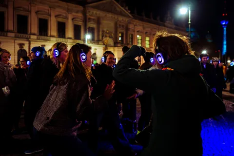 Berlin: Walk and Dance Silent Disco Tour med 80'erne / 90'erne