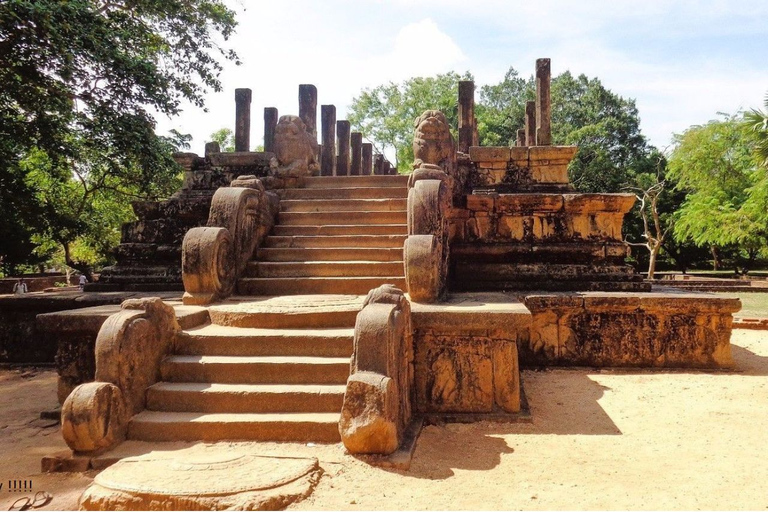 De Dambulla/ Sigiriya : la vieille ville de Polonnaruwa à véloDepuis Dambulla : Ancienne ville de Polonnaruwa à vélo