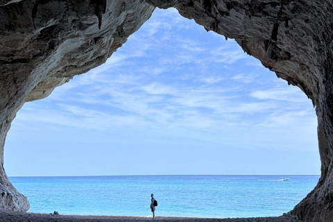 Au départ de Cala Gonone : excursion en dinghy dans le golfe d&#039;OroseiAu départ de Cala Gonone : excursion en canot pneumatique dans le golfe d&#039;Orosei