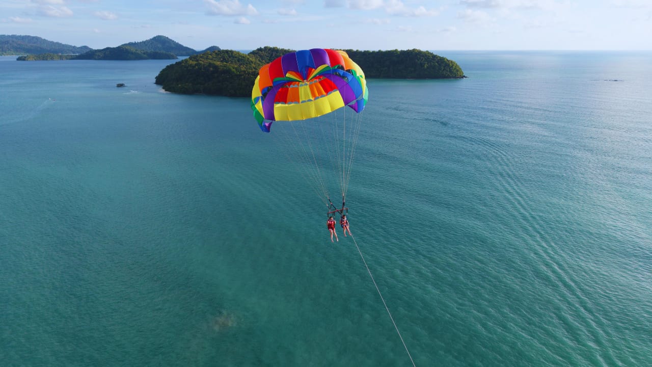 Schwebe über Langkawi: Parasailing vom Boot aus