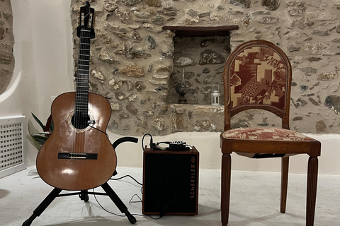 Visite d&#039;un manoir du XVe siècle - Bouteille de vin et plateau au coucher du soleil !Visite d&#039;un manoir du XVe siècle - Bouteille de vin et plateau au coucher du soleil.