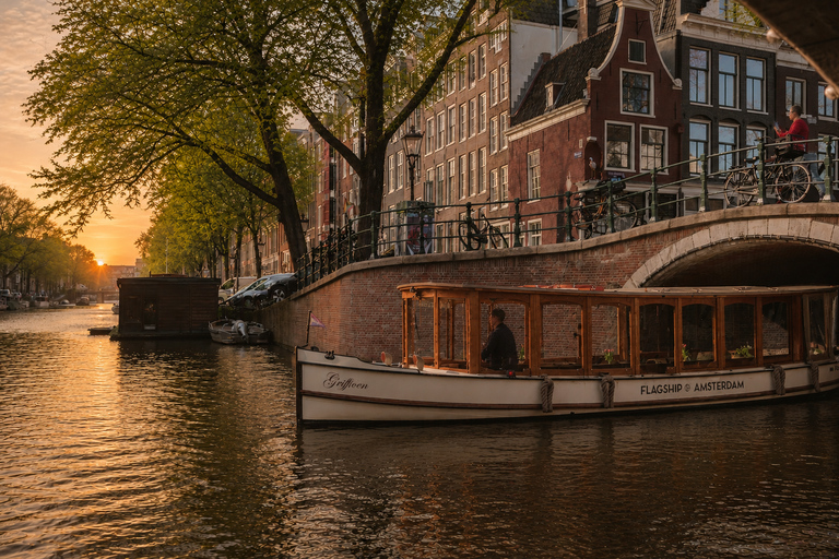 Amsterdam: Evening. (Sunset) Canal Cruise with Bar on Board Central Station Meeting Point without Drinks
