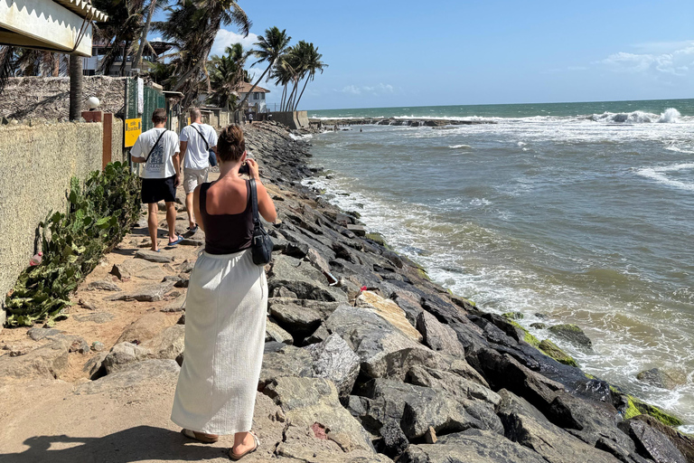 Negombo: Private Tuk-Tuk Tour –Temples, Markets & Local Life