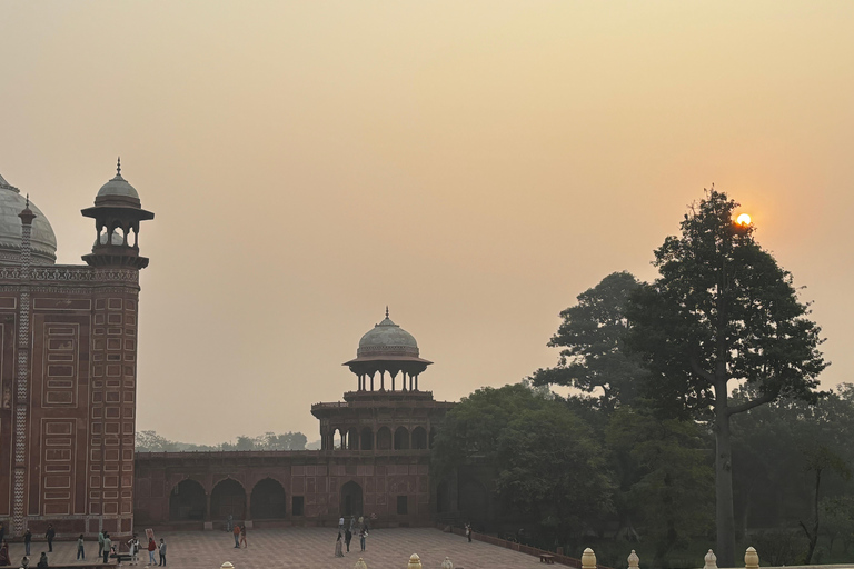 Från Delhi till Agra &amp; Taj Mahal tur och retur med privat bilAC Privatbil + Förare + Guide