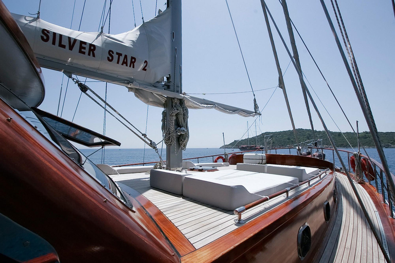 Lampedusa: Elegante tour in barca di un giorno con pranzo a bordoTour condiviso