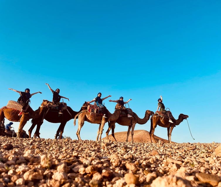 Marrakech Deserto de Agafay jantar berbere e passeio de camelo ao pôr