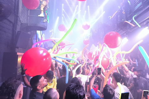 Barcelona: Pubcrawl with VIP Entry to Rooftops and Nightclub