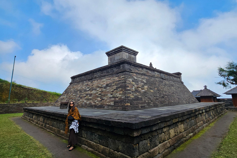 Yogyakarta: escursione al tempio di Sukuh e Cetho e al lago SaranganYogyakarta: escursione di un giorno ai templi di Sukuh e Cetho e al lago Sarangan