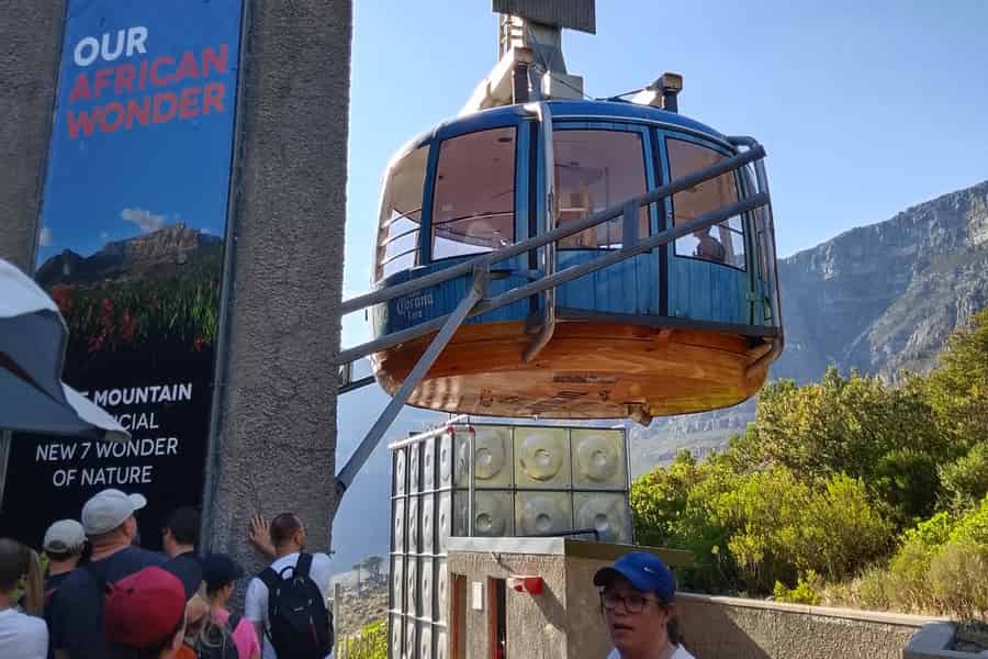 SEILBAHN-ERLEBNIS AUF DEM TAFELBERG MIT RESERVIERTEN TICKETS. Foto: GetYourGuide SEILBAHN-ERLEBNIS AUF DEM TAFELBERG MIT RESERVIERTEN TICKETS. Foto: GetYourGuide