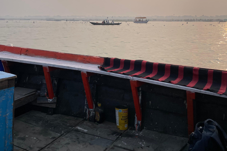 Oração, cremação, rituais e passeio matinal de barco.