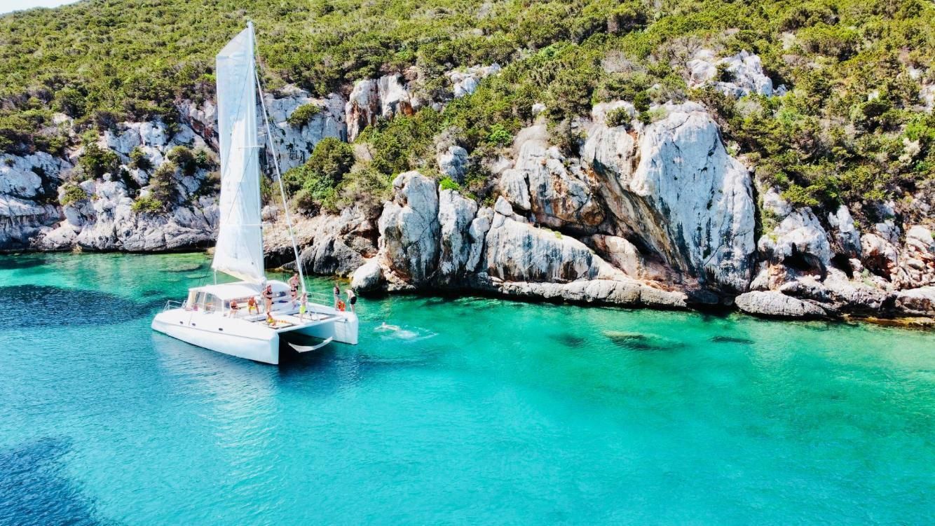 Alghero: Ein ganzer Tag auf einem Katamaran im Naturpark Porto Conte