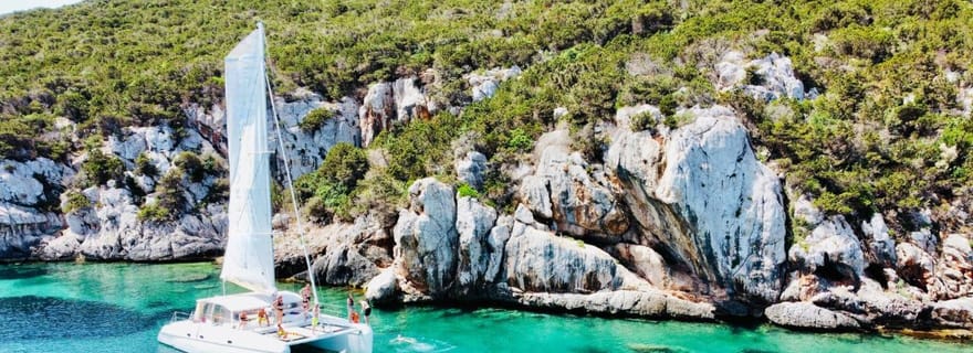 Alghero : Journée en catamaran dans le parc naturel de Porto Conte