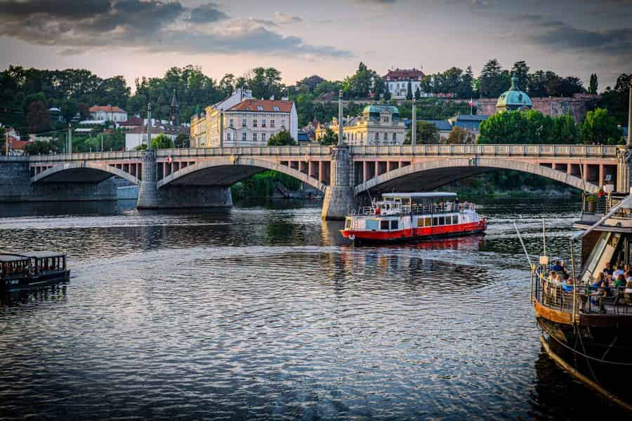 Prag: Flussfahrt auf der Moldau im Jazz-Stil und mit Kommentar. Foto: GetYourGuide Prag: Flussfahrt auf der Moldau im Jazz-Stil und mit Kommentar. Foto: GetYourGuide