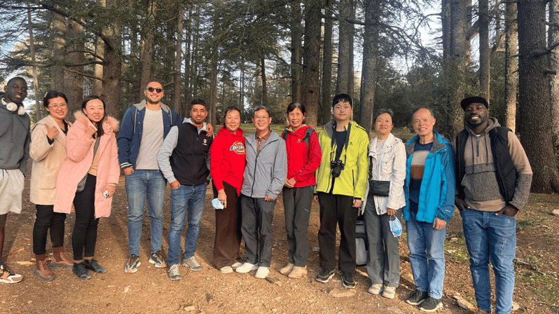 Excursion d'une journée dans les montagnes de l'Atlas Forêt de cèdres Grottes d'azrou ifrane - trekking
