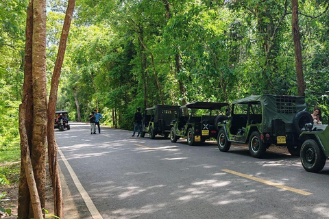 Angkor Wat: Sunrise Jeep Tour with Handicraft Center Visit