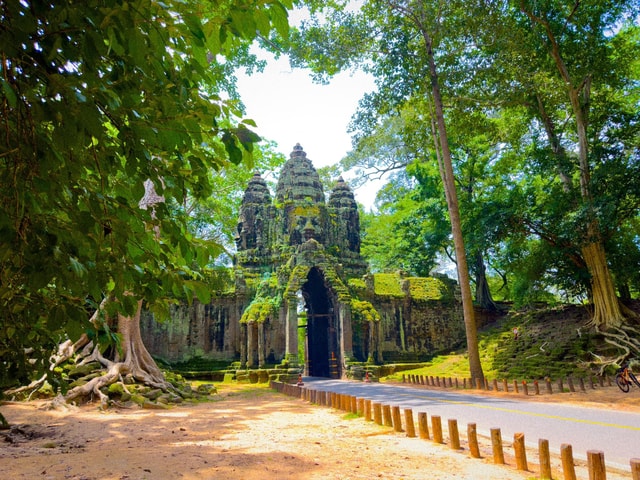 Angkor Wat: Highights with Sunrise 2 Days Small Group