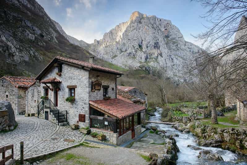 Bulnes: Wycieczka kolejką linową i jaskinią serową Cabrales w Picos de Europa