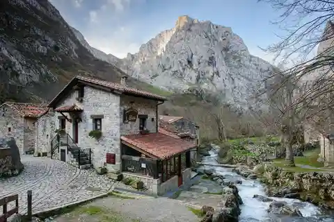 Bulnes: Excursión con funicular y cueva queso Cabrales en Picos de Europa