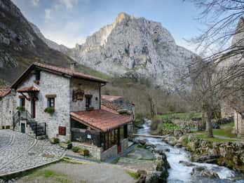 Bulnes: Excursión con funicular y cueva queso Cabrales en Picos de Europa