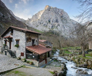 Bulnes: Excursion with funicular and Cabrales cheese cave in Picos de Europa.