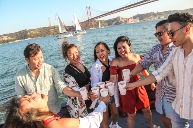 Visit Lisbon Booze Cruise with Live DJ and Open Bar in Lisbonne