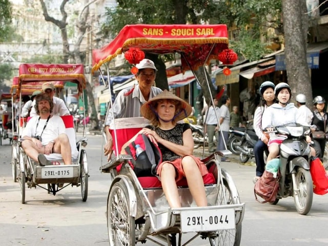 Hanoi: Cyclo Sightseeing Tour & Authentic Egg Coffee Tasting
