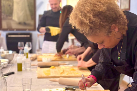 Naucz się sztuki przygotowywania świeżego makaronu w samym sercu Pizy.Naucz się sztuki robienia świeżego makaronu w autentycznym sercu Pizy