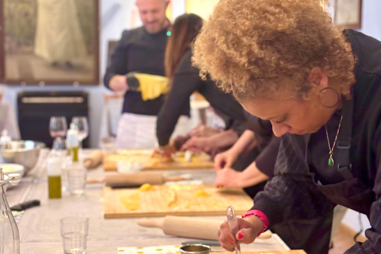 Naucz się sztuki przygotowywania świeżego makaronu w samym sercu Pizy.Naucz się sztuki robienia świeżego makaronu w autentycznym sercu Pizy