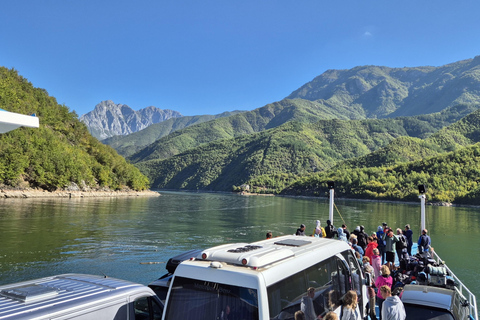 De Tirana: 3 dias de caminhada no lago Koman, Valbona e ThethDe Tirana: excursão de caminhada de 3 dias pelo lago Koman, Valbona e Theth