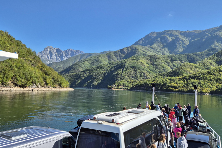 De Tirana: 3 dias de caminhada no lago Koman, Valbona e ThethDe Tirana: excursão de caminhada de 3 dias pelo lago Koman, Valbona e Theth