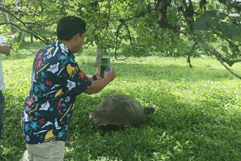 4 days tour in Galapagos Las Grietas and Tortuga Bay